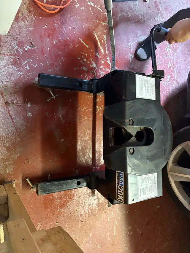 Reese Fifth wheel hitch in Other in Moncton - Image 5