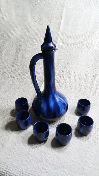Cruche à vin couleur bleu en céramique Création Jean-Claude Coiteux céramiste québécois Très bonne q...