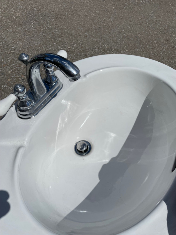 Sink with Faucet in Plumbing, Sinks, Toilets & Showers in Mississauga / Peel Region