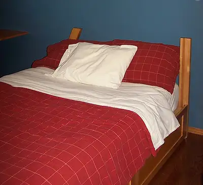 Bedding for a full / double bed includes off white (cream) flannel sheet set: * 1 fitted sheet * 1 f...