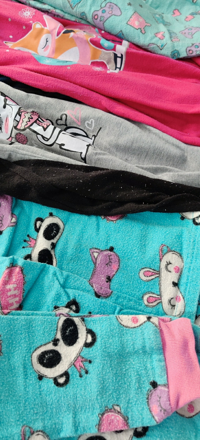 Pyjamas Taille 7 pour fille à donner  dans Objets gratuits  à Lanaudière - Image 3