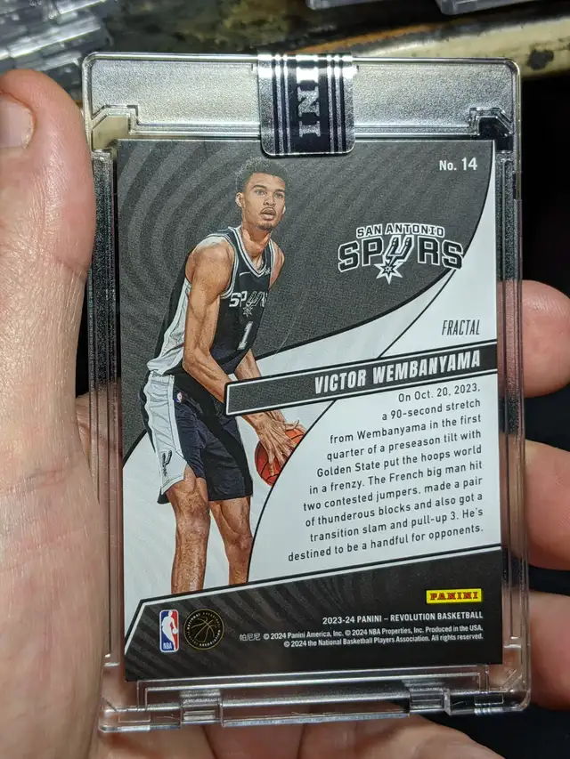 2023-24 Panini Revolution Rookie Revolution Fractal Victor Wemba in Arts & Collectibles in London - Image 3