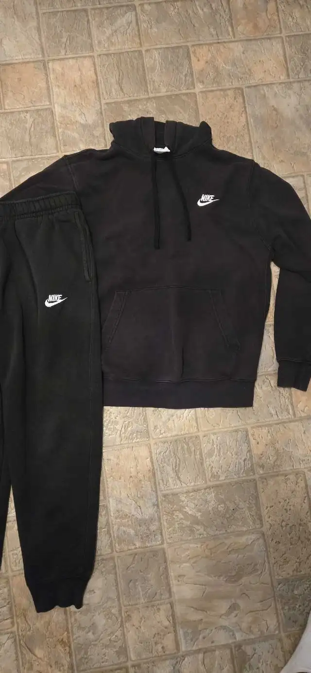 Mens medium black Nike hoodie and jogging pants in Men's in Cole Harbour - Image 2