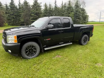 2008 Chevy Silverado Vortec Max. 2 wheel drive. This truck has been meticulously maintained. Yes the...