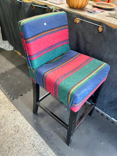 Very pretty bar stool. Good condition