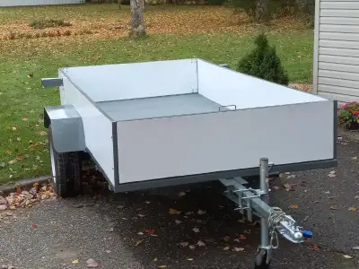 Trailer (remorque) artisanale neuve, construction très solide. 5 X 10. Roues de 15 pouces. Il est co...