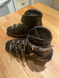 Vintage ski boots