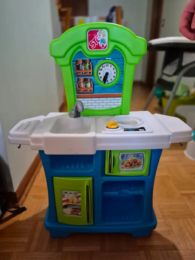 Kid trampoline, kitchen & easel $50 for all 3 in Toys & Games in Oshawa / Durham Region - Image 3
