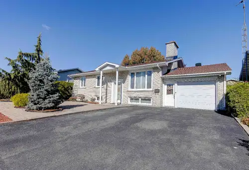 Plain-pied impeccable, tout brique, offrant 6 chambres et 2 salles de bain, idéal pour une grande fa...