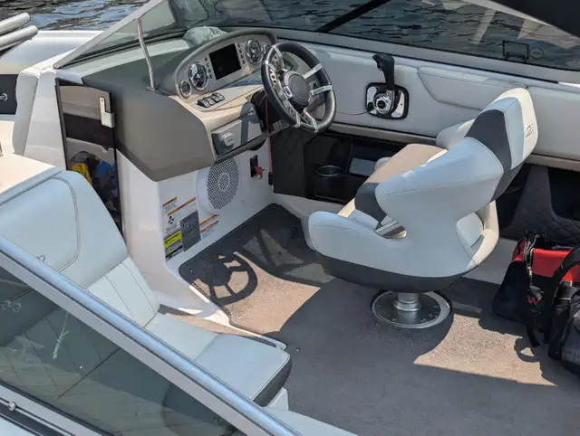 2013 Regal 2100 RX in Powerboats & Motorboats in Muskoka - Image 4