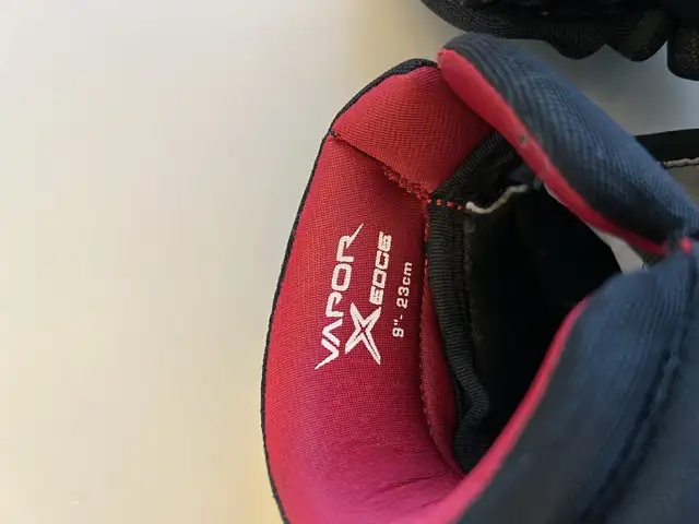 Hockey gloves in Hockey in Calgary - Image 4