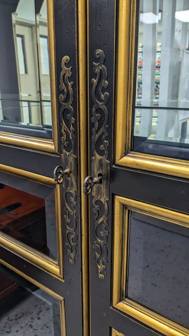 Armoire Vaisselier / Bar in Hutches & Display Cabinets in City of Montréal - Image 7