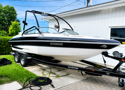 Beau bateaux de plaisance en parfaite condition Moteur mercruiser 350 Pied Bravo3 355 heures Viens a...
