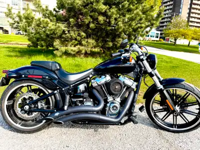 2019 Breakout. Excellent condition. 107 cu. Vance and Hines pipes. 9,800 km. Bike is located in Sarn...