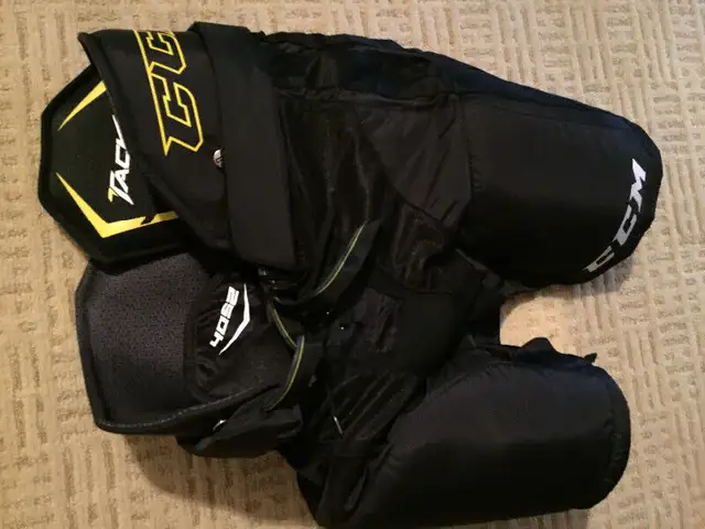 Assortment of Youth Hockey Equipment in Hockey in Markham / York Region - Image 4