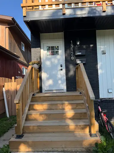*UTILITIES INCLUDED* 3 bedroom 2 bath main floor duplex