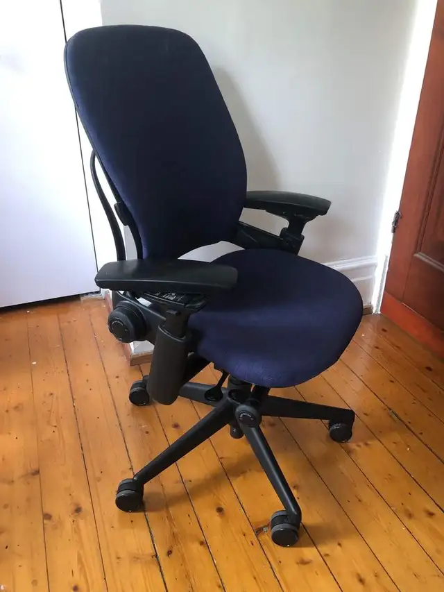 Steelcase Leap v2 Blue in Chairs & Recliners in City of Toronto - Image 3