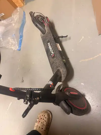 E scooter avible used for a year but better doesn’t work. Needs a battery replacement. Battery is fo...