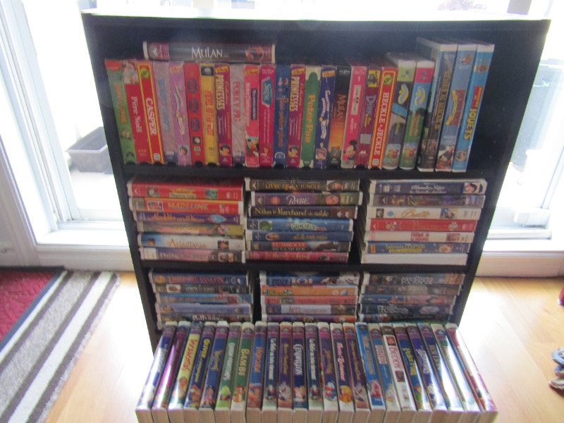 100 cassettes vhs pour enfants avec le meuble CD, DVD et Bluray Drummondville Kijiji