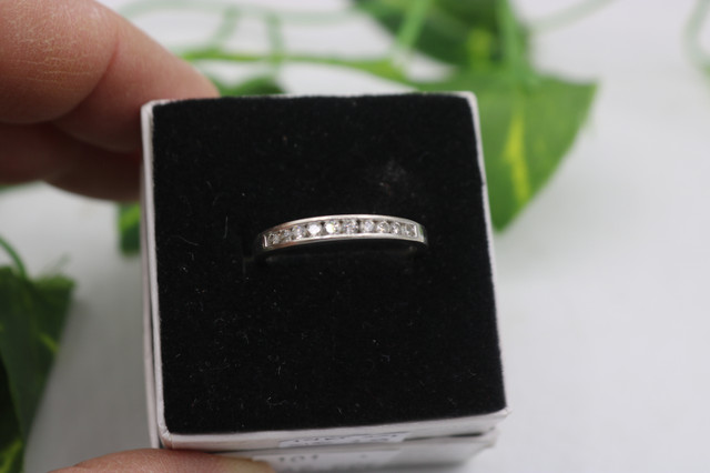 14KT White Gold Wedding Band w/ Diamonds, 2,3g, 0.25CT (#6101) in Jewellery & Watches in City of Halifax - Image 2