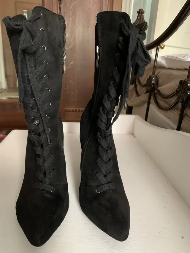Black heels boots  in Other in Barrie - Image 3