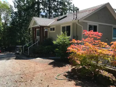 Fully furnished lakeside house with all amenities, Internet included, hydro extra (approx $75/mo). A...