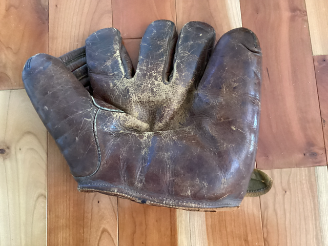Baseball glove (vintage) in Baseball & Softball in Ottawa - Image 4