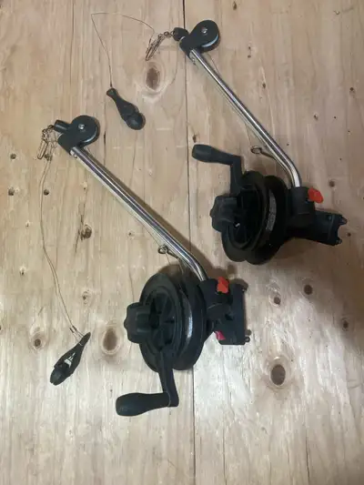 2 Downriggers and 2 custom weights (weights not in pic) Mounts to boat. Easy on/off