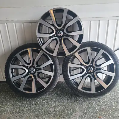 Pneus d'hiver (2) Momo 225/40 R18 92V et mags (3) 18 pouces Volkswagen Golf GTI