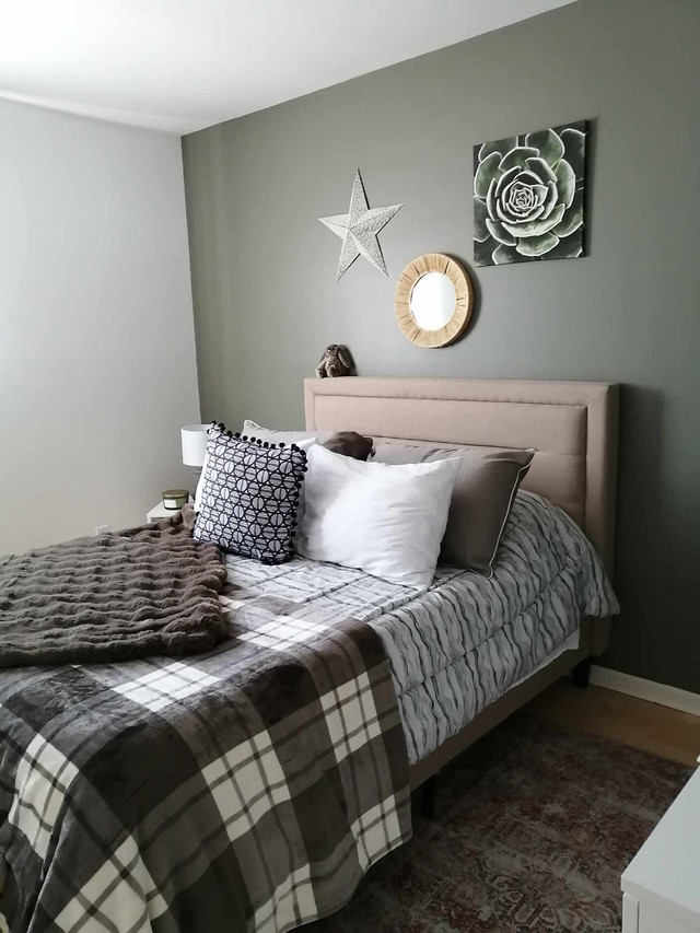 Set de chambre comprenant tête et base de lit couleur gris-beige dans Lits et matelas  à Lanaudière - Image 2