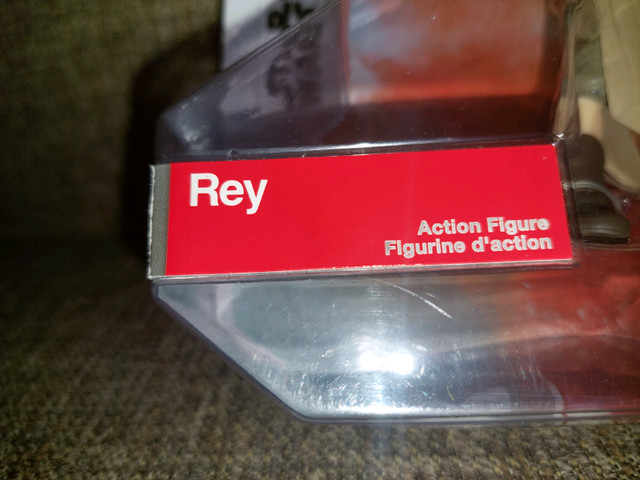 Authentic Star Wars Disney sealed Rey figurine
New/mint
$10 in Arts & Collectibles in Calgary - Image 2