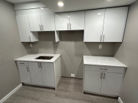 Kitchen cabinet and quartz countertop