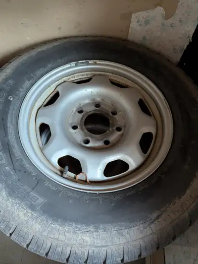 Set de pneus et jantes d'acier pour Ford F150. Pneus BFGoodrich LT275/45R17 - 6/32" d'usure.