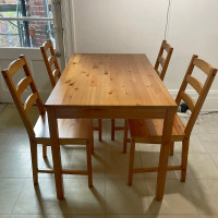 Dining table and 4 chairs // Table à manger et 4 chaises (IKEA)
