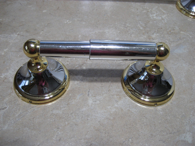 Chrome and gold colored 3 piece bathroom set in Bathwares in Moncton - Image 3