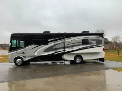 Well maintained, low Km beauty with everything you need to enjoy spending time on the road. Luxury 3...
