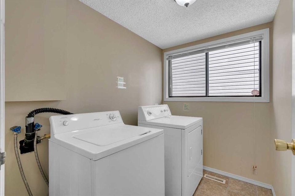 Walkout basement for rent in NE 2