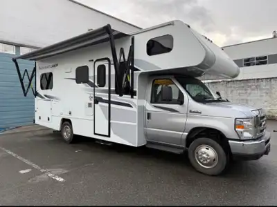 This 2019 Adventurer Class C motorhome built on a reliable Ford E-450 chassis is in great condition...