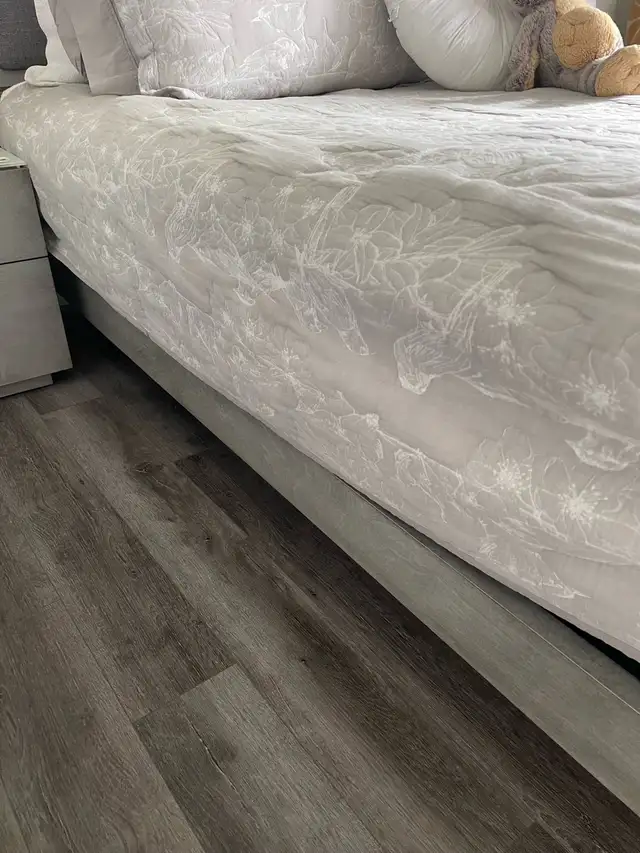 Queen bed & night stands 528934511523276803
