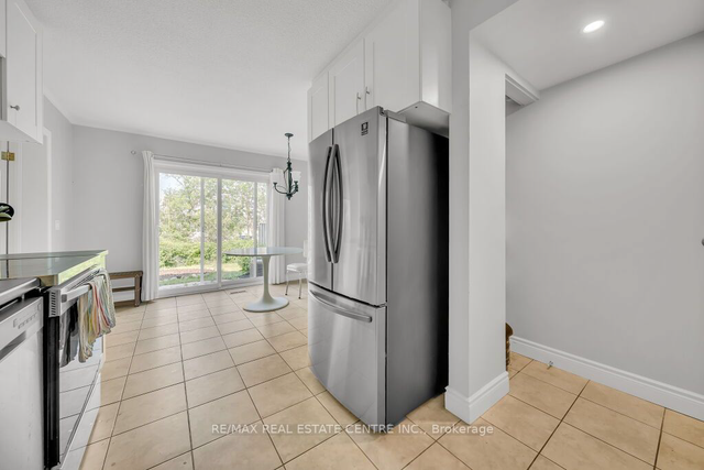 Private rooms for female student in Room Rentals & Roommates in Kitchener / Waterloo - Image 6