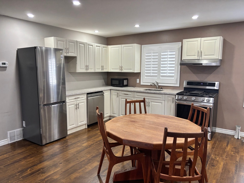 Country living. Large independent apartment on the second floor. 5
