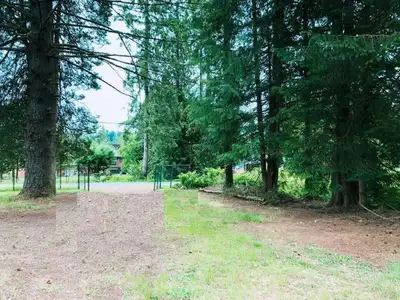 One year lease . This very comfortable home is nestled on five idyllic acres! Enjoy fresh air, cedar...