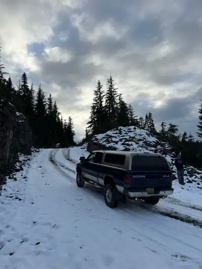 278,000km Automatic Some rust on Box fenders Dash cracked Otherwise interior is clean no rips Runs g...