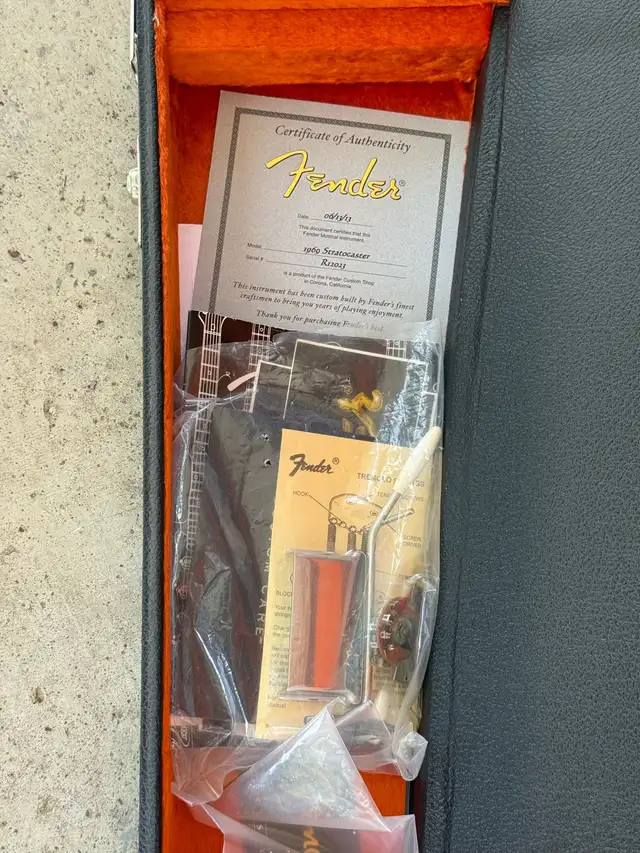Fender Custom Shop 1969 Stratocaster in Guitars in Windsor Region - Image 9