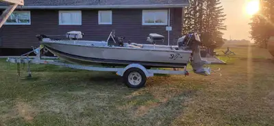 -1997 17ft Alumacraft Phantom. -140HP V4 Evinrude motor(2 stroke). Motor is in very good condition a...