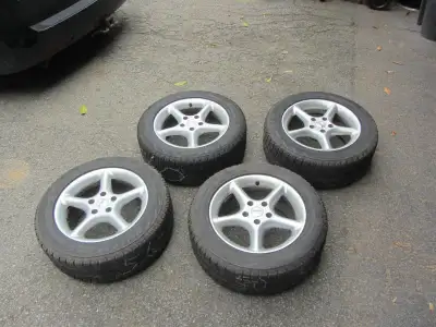 Quatre pneus d’hiver P225/55 R16 __ 4 winter tires & mags jantes aluminum rims 4 pneus d'hiver à ven...