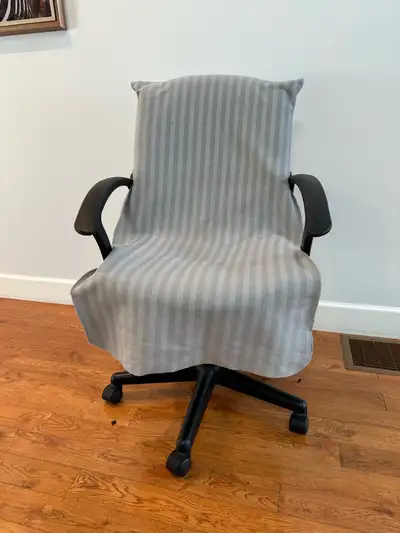 Giving away a fully functional office chair for free! • Height adjustment, swivel, pump, wheels – al...