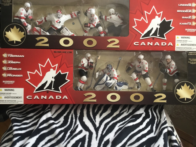 MCFARLANE Team Canada 2002 Hockey figures 8 players NEW  dans Art et objets de collection  à Red Deer