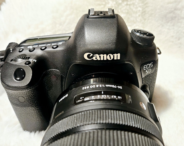 Canon 5D Mark III + Canon Canon Speedlite 580EX II + Canon Bag in Cameras & Camcorders in Oshawa / Durham Region - Image 4