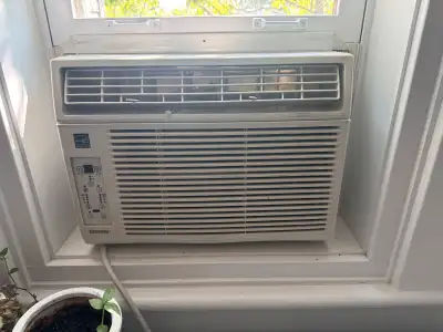 2 climatiseurs Danby 12000btu pour fenêtre. Les deux unités sont en très bon état et fonctionnent pa...